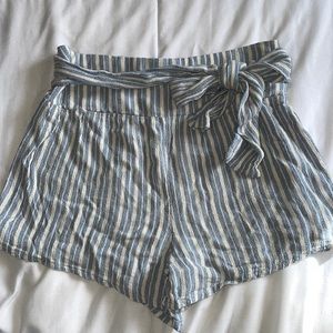 Billabong soft shorts, small white a cream stripped